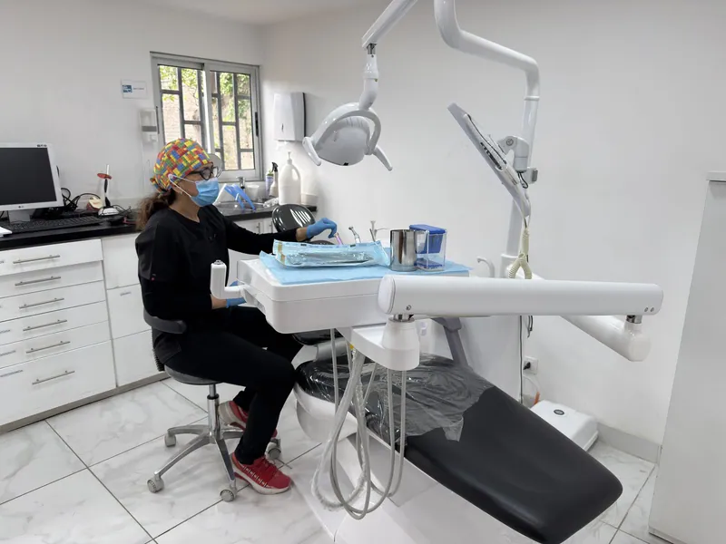 Profesional dental en el box de atención del Centro de Salud Integral Los Quillayes, junto al sillón dental
