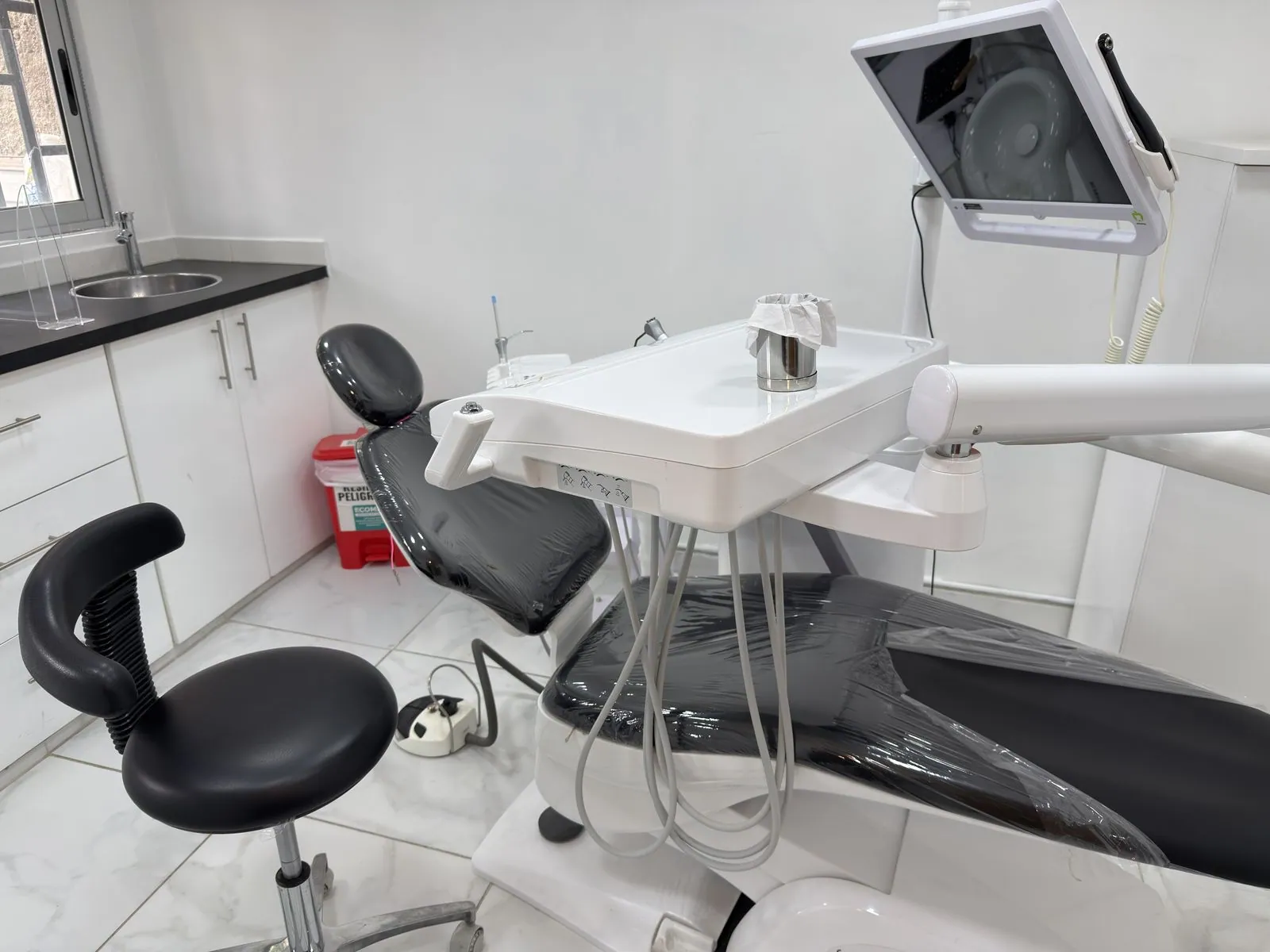 Sillón dental y equipamiento de un box dental del Centro de Salud Integral Los Quillayes