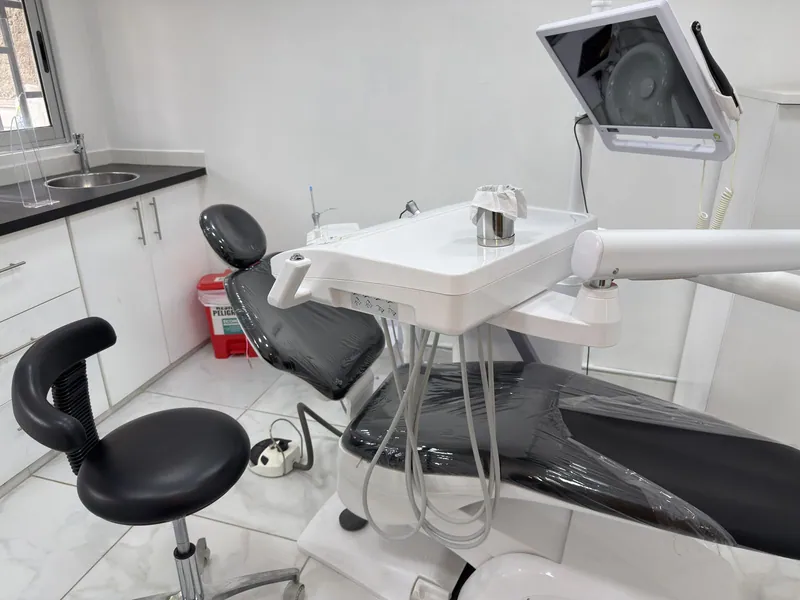 Sillón dental y equipamiento de un box dental del Centro de Salud Integral Los Quillayes