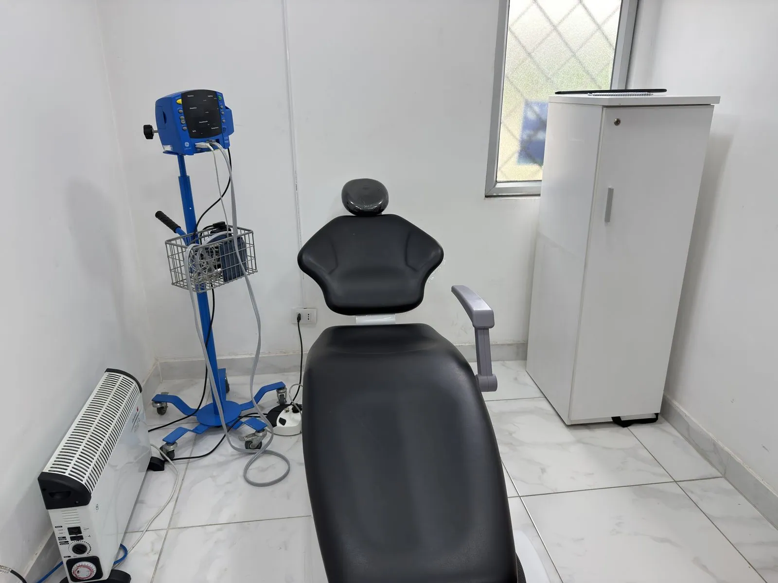Box de toma de exámenes del Centro de Salud Integral Los Quillayes, con sillón de atención y monitor de signos