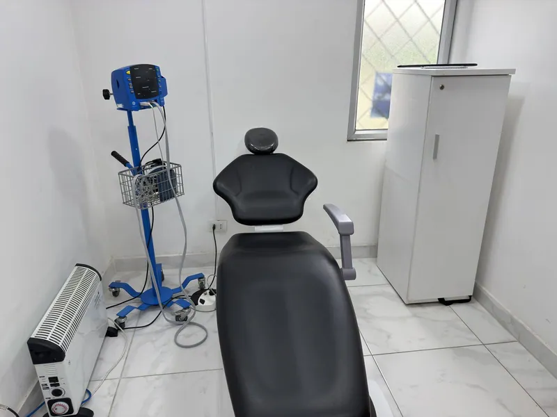 Box de toma de exámenes del Centro de Salud Integral Los Quillayes, con sillón de atención y monitor de signos