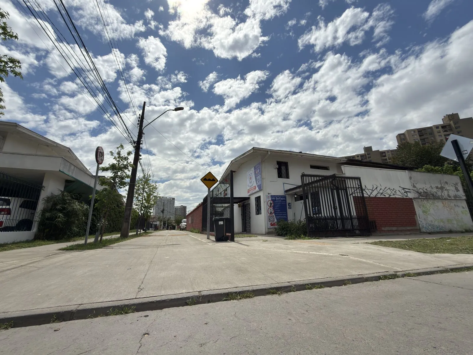 Calle Los Quillalles y acceso al Centro de Salud Integral Los Quillayes