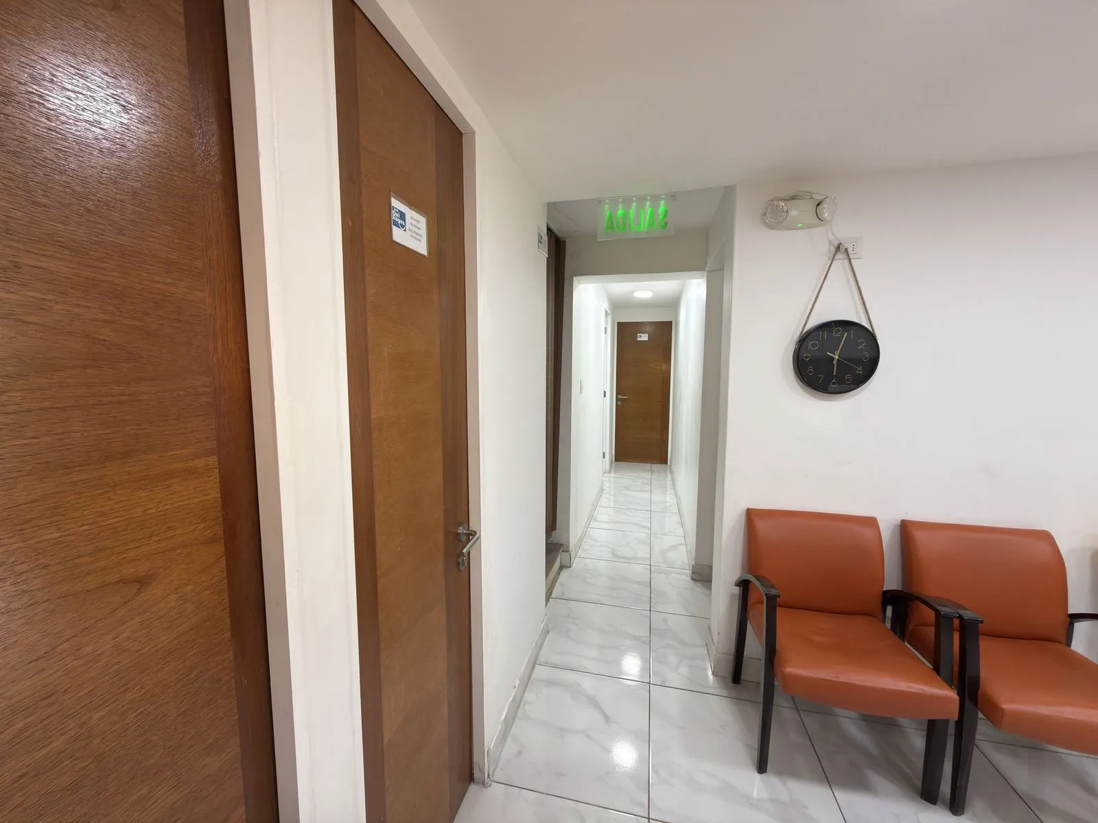 Pasillo de acceso a los boxes de atención del Centro de Salud Integral Los Quillayes