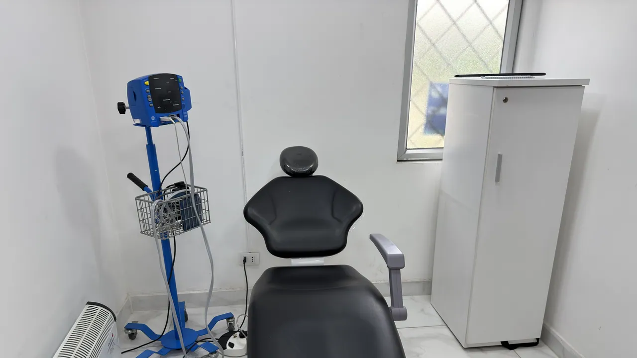 Box de toma de exámenes con sillón de atención y monitor de signos